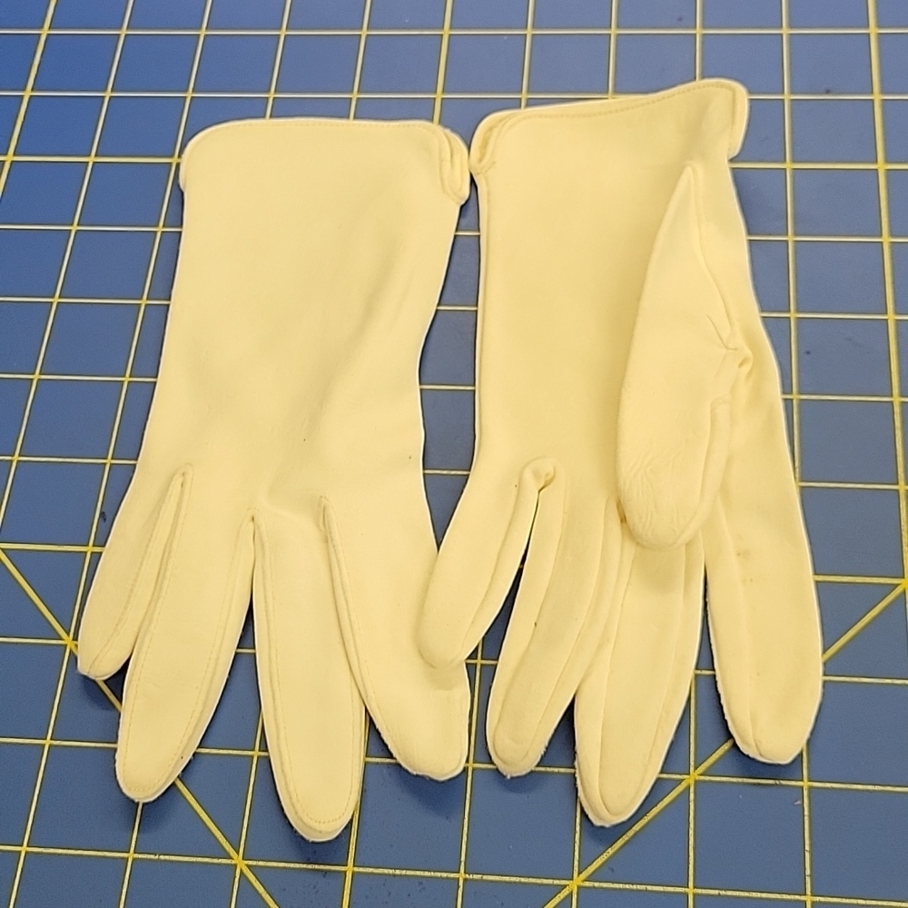 Vintage Creamy White Ladies Gloves 8.5" Cuff to Finger Tips - Picture 6 of 6